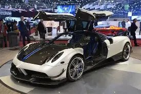 甄子丹夫妇,欢庆订婚,共度甜蜜时,天博体育平台,天博体育官方网站,天博体育登录入口,天博体育app下载