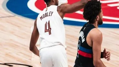 芈昱廷在围棋名人战决赛首局战胜屠晓宇